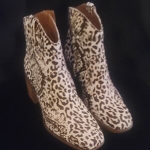 Zodiac NWOT  Lennon  Western Bootie White & Black  Leopard Print